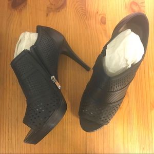 [Like New]Tahari open toe Bootie 6.5M